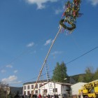 2. Obecní májka - stavba (4)